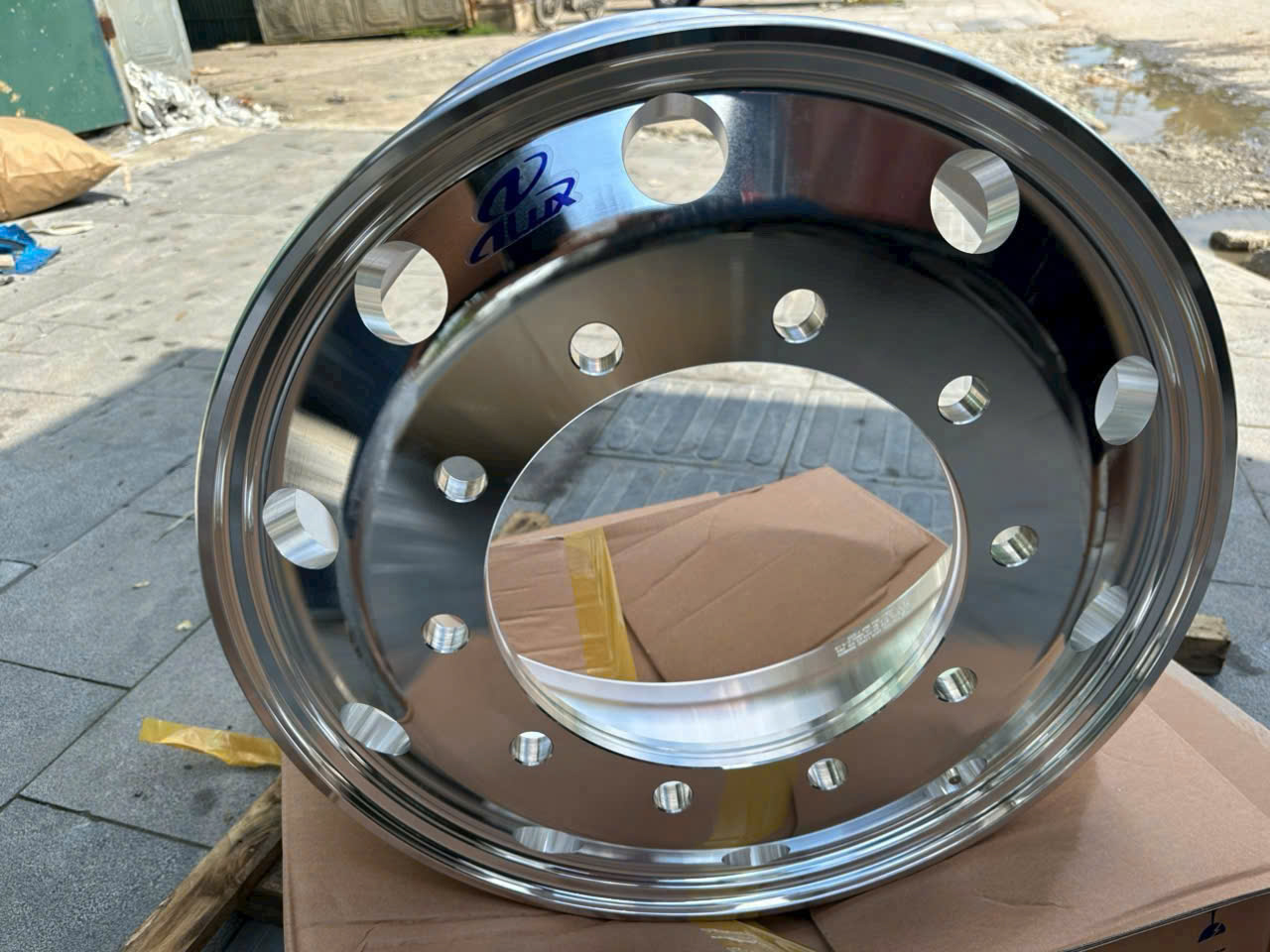 Mâm Nhôm Hay Mâm Sắt? Nên Chọn Loại Nào Cho Xe Khách, Xe Tải?